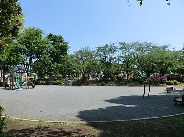 しらゆり公園(しらゆり公園まで800m)