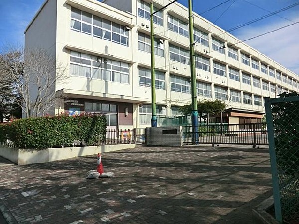 横浜市立新吉田小学校(横浜市立新吉田小学校まで590m)