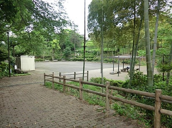 新井町公園(新井町公園まで550m)