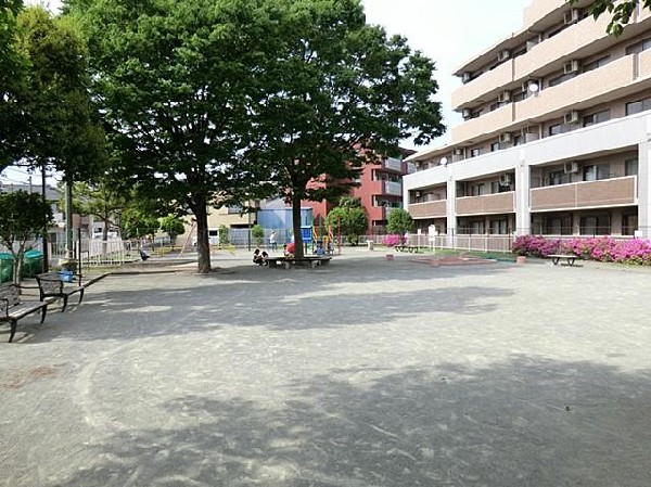 綱島上町中央公園(綱島上町中央公園まで650m 公園近くでお子様も安心して遊べます♪)