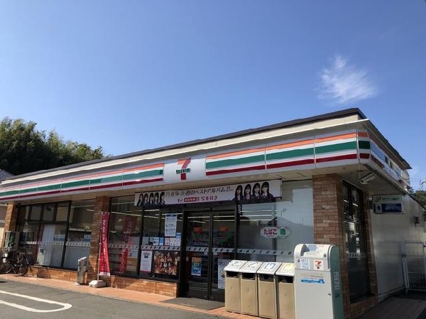 セブンイレブン横浜朝比奈インター店(セブンイレブン横浜朝比奈インター店まで1050m 時間を問わず、幅広い品物が揃うコンビニ。いまや買物だけではなく、行政、銀行、民間サービス等、日常生活に深く関係する最重要施設としてなるつつある。やっぱり近いと嬉しい。)