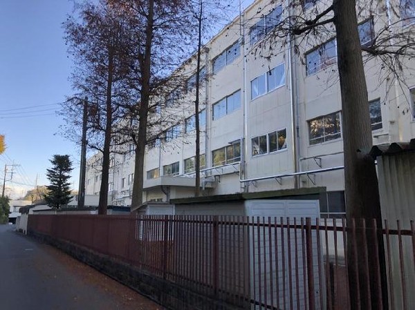 横浜市立大道中学校(横浜市立大道中学校まで910m 成長の過程でより濃い時間を過ごす3年間。成長していくお子様の姿が目に浮かびます。この学校で過ごす時間は、お子様にとって、とても大切な思い出となるはずです。※実際の通学路の距離と異なる場合がございます。)