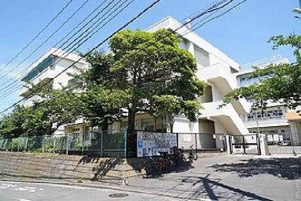 横浜市立高舟台小学校(横浜市立高舟台小学校まで420m お子様が一日の中でも長い時間を過ごす小学校。のびのびと過ごし、広い校庭で元気に駆け回ったり、どんどん成長していくお子様の姿が目に浮かびます。※実際の通学路の距離と異なる場合がございます。)