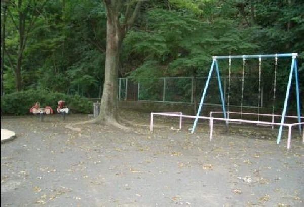 高舟台第二公園(高舟台第二公園まで550m 樹木が立ち並び、木漏れ日を愉しめる公園。都会の騒がしさから解放される、大人も癒される落ち着きある空間が広がります。遊具だけではなく、駆け回れる広いスペースもあります。)