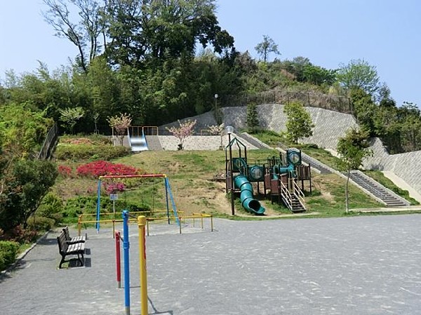 小菅ヶ谷石神公園(小菅ヶ谷石神公園まで300m)