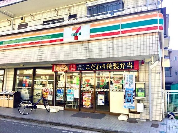 セブンイレブン横浜太尾町店(セブンイレブン横浜太尾町店まで600m 時間を問わず、幅広い品物が揃うコンビニ。いまや買物だけではなく、行政、銀行、民間サービス等、日常生活に深く関係する最重要施設としてなるつつある。やっぱり近いと嬉しい。)