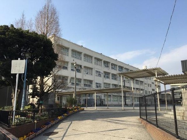 横浜市立大曽根小学校(横浜市立大曽根小学校まで500m お子様が一日の中でも長い時間を過ごす小学校。のびのびと過ごし、広い校庭で元気に駆け回ったり、どんどん成長していくお子様の姿が目に浮かびます。※実際の通学路の距離と異なる場合がございます。)