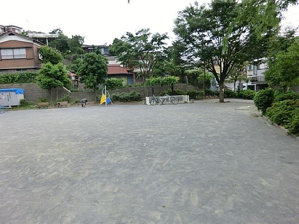 中里二丁目公園(中里二丁目公園まで400m)