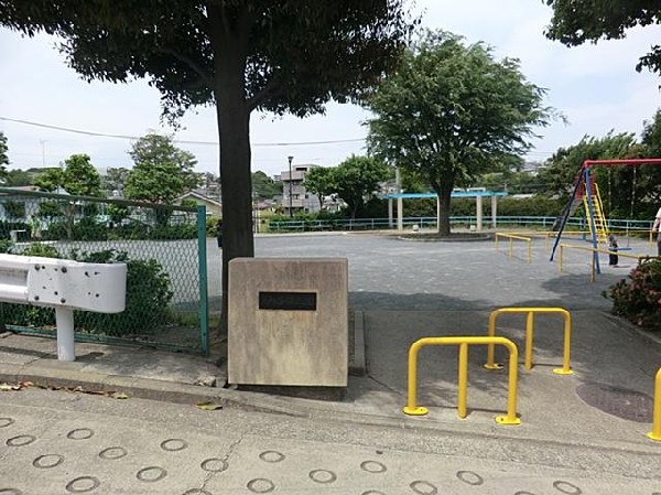 瀬戸ヶ谷町第三公園(瀬戸ヶ谷町第三公園まで700m)