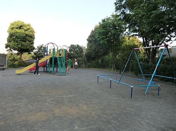 東寺尾四丁目公園(東寺尾四丁目公園まで500m 公園近くでお子様も安心して遊べます♪)