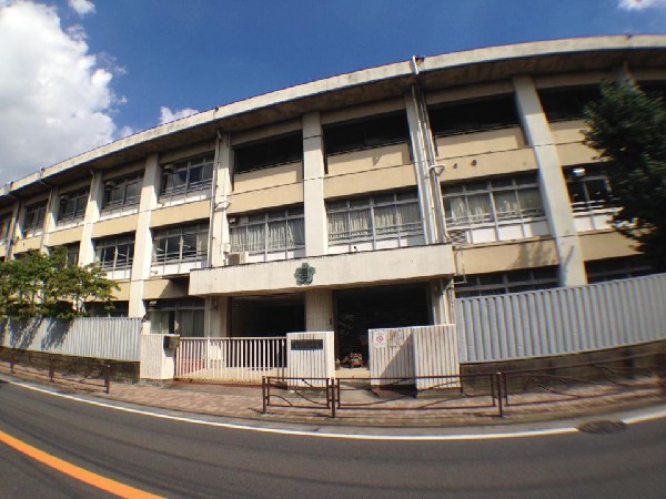 稲田中学校 (昭和22年開校、創立70周年の歴史ある中学校。全校生徒が870人のマンモス校。これだけ子供が多いのは人が集まるエリアを証明しています。)