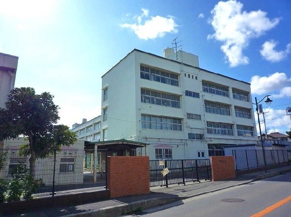 川和小学校(昭和23年5月に創立　教育目標「ふれあおう　まなびあおう　かがやこう」です。)
