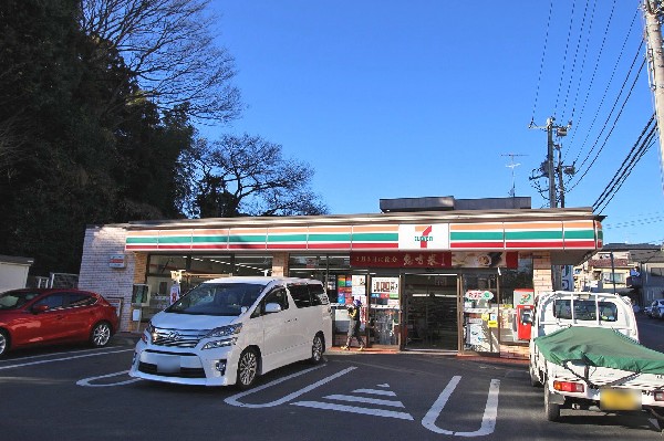 セブンイレブン川崎東長沢店(セブンミールは大好評です。今や公共料金の支払いや宅配など、色々な用途があるコンビニは必須ですね。)