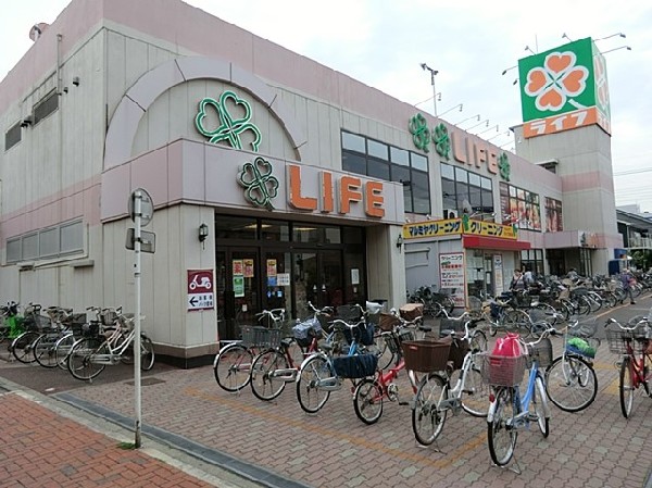 ライフコーポレーション川崎桜本店(首都圏にも多くの店舗を持つ、大阪発祥の総合スーパーマーケット。)