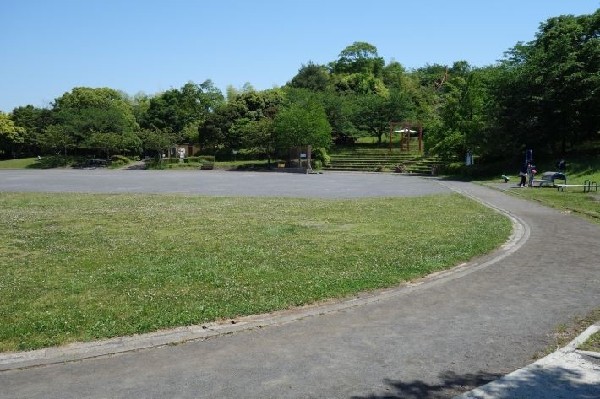 早淵公園　(広い運動広場と遊具で遊べる南側エリアと、昔からの山林の面影を残す北側エリアの２つに大きく分かれます。)