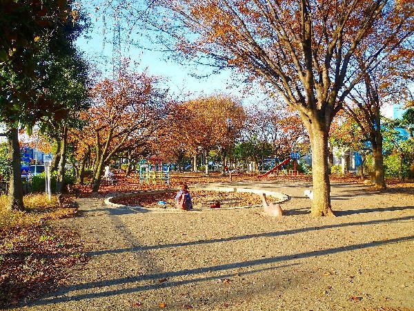 井田公園(子どもが走り回れる広さの公園です。昭和後期につくられた第二次ベビーブームのための公園です。公園の設備にはトイレがあります。)