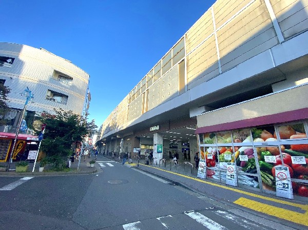 新丸子駅(古き良き下町情緒が残る新丸子駅。のんびりしていますが、便利に生活できる地区でもあります。)