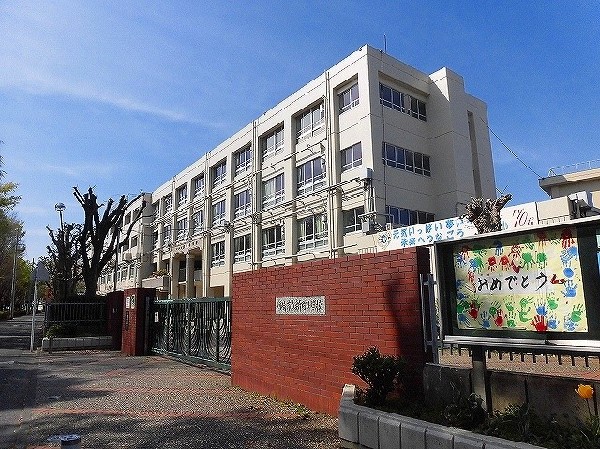 新町小学校(お子様が一日の中でも長い時間を過ごす小学校。どんどん成長していくお子様の姿が目に浮かびます。)