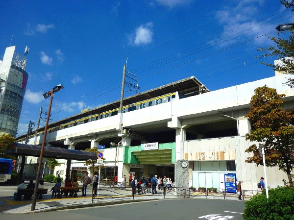 武蔵新城駅(駅前のスーパーやドラッグストアなどは、会社帰りの買物にもとても便利です。昔ながらの商店街も複数あります。)