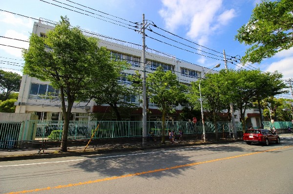 野川小学校(明治6年創立で約155年の歴史がある学校。総生徒数約780人で各学年120～130人。)