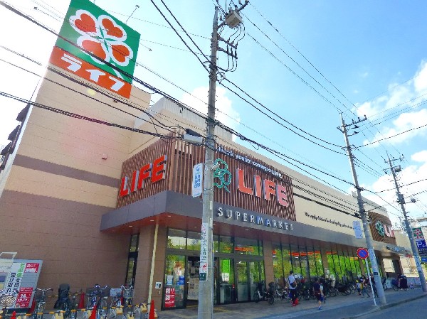 ライフ宮崎台店(幹線道路沿いにあり、自転車や車で立ち寄りやすい駐車場完備のスーパーです。休日の買い出しや、お出かけ前やお帰りの立ち寄りにも便利です。)