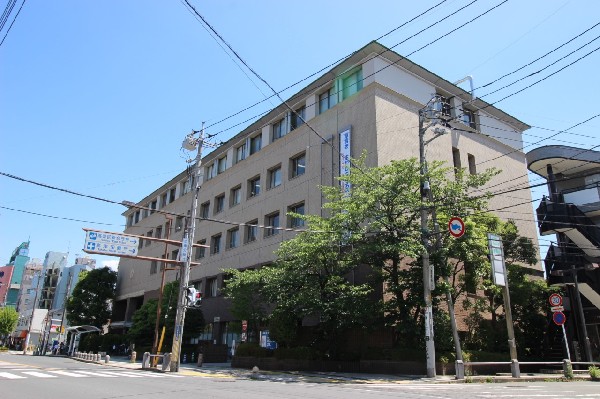 高津区役所(高津区は溝の口周辺を中心に再開発されており、川崎市中部の商業地として発展しています。)