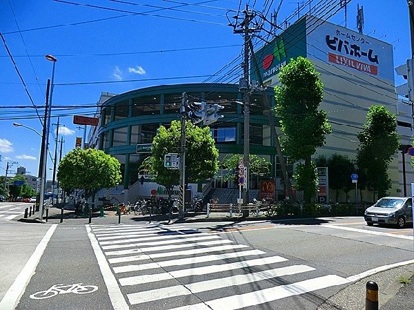 マルエツ川崎宮前店(自転車や車で立ち寄りやすい駐車場完備のスーパーです。休日の買い出しや、お出かけ前やお帰りの立ち寄りにも便利です。)