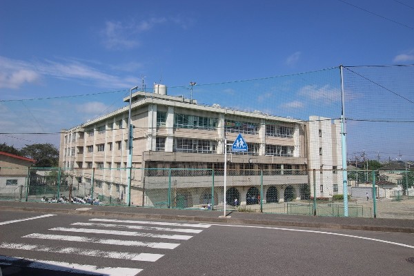 野川中学校(昭和55年創立で総生徒数約750人、各学年6～7クラスのマンモス中学校)