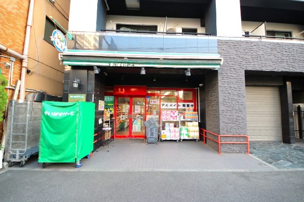 まいばすけっと田尻町店(少量の野菜やお肉なども揃い、大型スーパーに行くほどではない時などに便利なコンビニサイズのスーパー。)