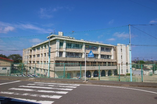 野川中学校 (昭和55年創立で総生徒数約750人、各学年6～7クラスのマンモス中学校。)