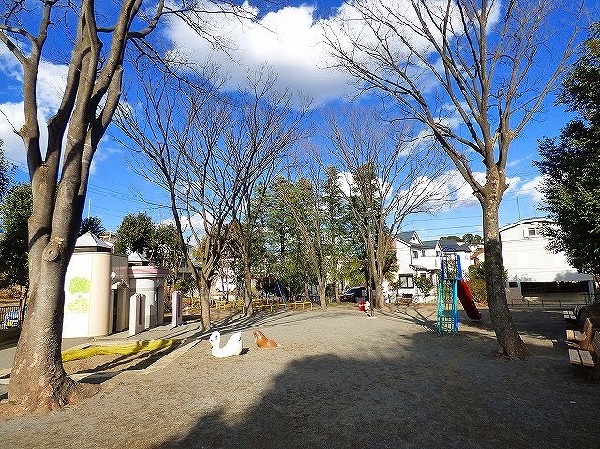 南生田公園  (午前は小さな子どもやお母さんたち、午後は小学生たちでにぎやかな公園です。遊具広場、野球場、テニスコートもあります。)