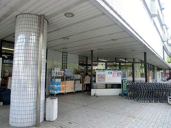 いなげや横浜桂台店(幹線道路沿いにあり、自転車や車で立ち寄りやすい駐車場完備のスーパーです。休日の買い出しりにも便利です。)