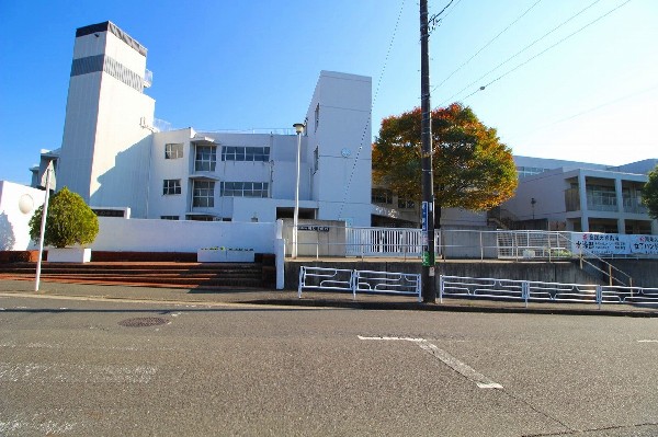 川和中学校(昭和55年4月に開校した中学校です。40周年を祝う会スローガンのもと、一丸となって次なる新しい歴史に歩みを進めています。)