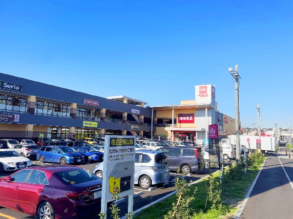 ベルクフォルテ横浜川和町店(令和4年8月にオープンした大型商業施設!「ベルク」や「マツモトキヨシ」「無印良品」などもありお買物に便利な施設です。)