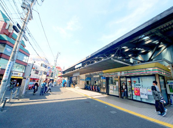 読売ランド前駅　(駅前のバス停からよみうりランドへ、ご家族で気軽にお出掛けできます。緑にも恵まれた環境です。新宿駅まで約26分でアクセス可能。)