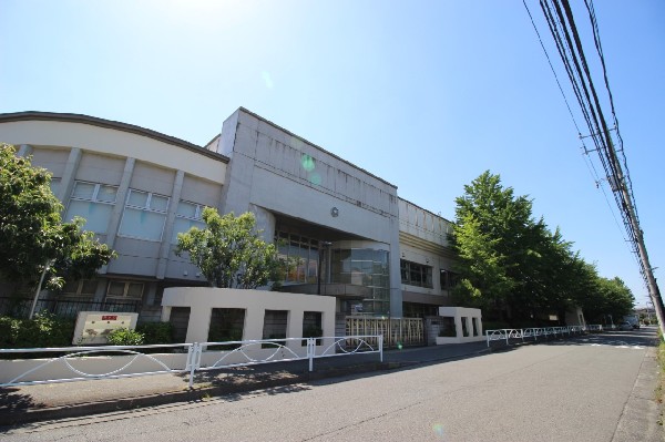 宮崎中学校(１学年8クラスのマンモス校です。お友達もたくさんできる環境です。また、静かな住宅街の中にありますので、落ち着いて学ぶことが出来ます。)