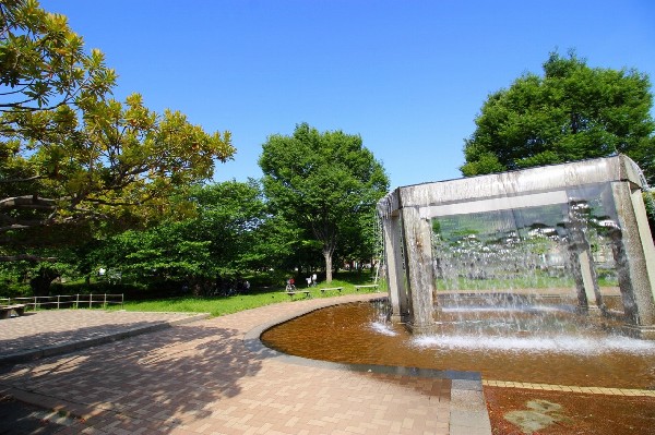 南河原公園(噴水がある人気の公園。暑い日はここで水遊びする子供たちで賑わいます。)