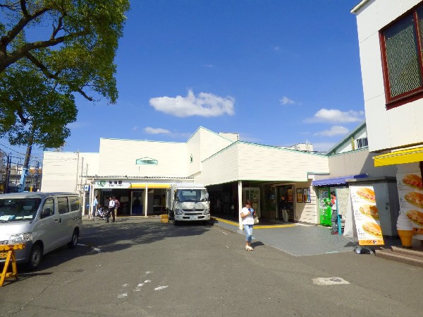 矢向駅(横浜市鶴見区と川崎市幸区との境にあります。ホームは狭いですがエレベーターも設置され、バリアフリーになっています。)