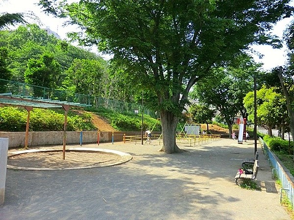 東百合丘三丁目公園(住宅街らしく近隣には公園がたくさんあります。きっと、お気に入りの公園がみつかるはずです。)