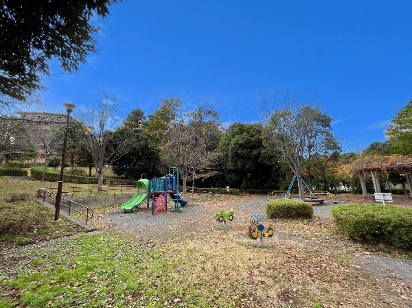 奈良町大田平公園(山すそにつくられた公園です。複合遊具やブランコなど多くの遊具がある公園です。)