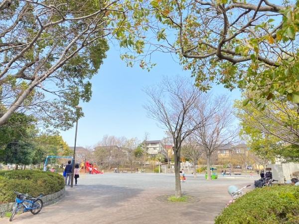 東山田ゆうやけ公園(たくさんの遊具があって常に子供たちで賑わいを見せている、住宅地内にある公園。)