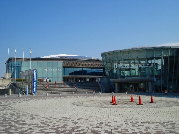 横浜国際プール(横浜市営の国際規格の水泳用プール。Bリーグ、横浜ビー・コルセアーズのホームコートの一つにもなっています。)