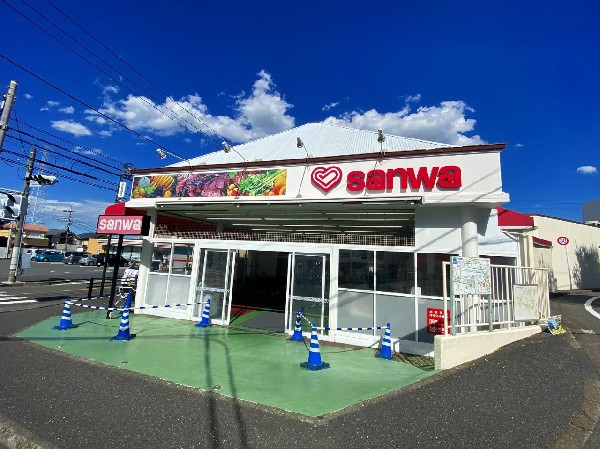 sanwa奈良北店(地域密着型でお客様の便利を追求したスーパーマーケット。生鮮食品を中心に加工食品、日用雑貨の品揃えも充実しています。)