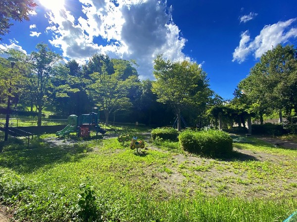 奈良町大田平公園(奈良北団地の宅地造成に伴って、山すそにつくられた公園です。複合遊具やブランコなど多くの遊具があります。)