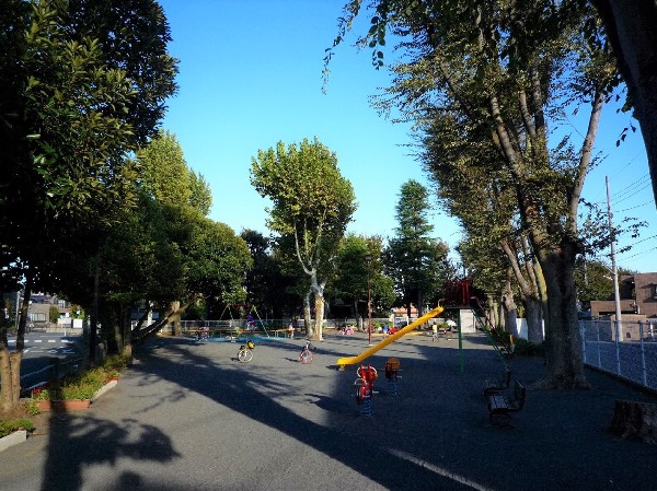 野川第一公園　(青空の下で駆け回ったり、遊具で遊んだり、思い思いの遊びができます。子供たちの元気で楽しそうな声が響き渡ります。)