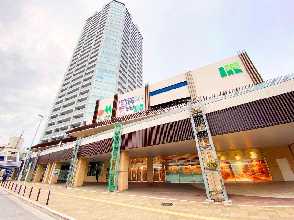 マルエツ長津田駅前店(周辺には買い物施設が多いので品質、サービス、価格の競争原理が活発です。)