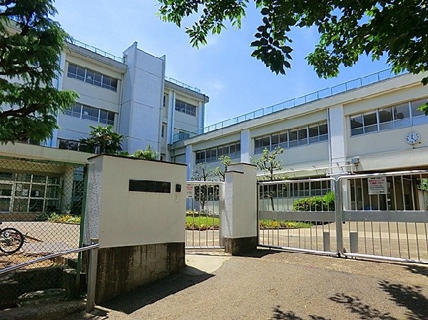 千代ヶ丘小学校(昭和50年創立の小学校。少人数の学校ですが、熱意ある先生が多く、生徒に活気があると評判。富士山が綺麗に望めることでも有名。)