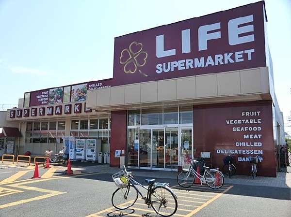 ライフコーポレーション川崎京町店(幹線道路沿いにあり、自転車や車で立ち寄りやすい駐車場完備のスーパーです。)