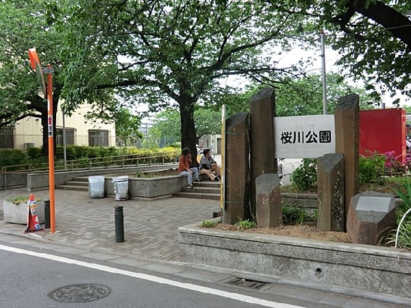 桜川公園(樹木が立ち並び、木漏れ日を愉しめる公園。都会の騒がしさから解放される、大人も癒される落ち着きある空間が広がります。)