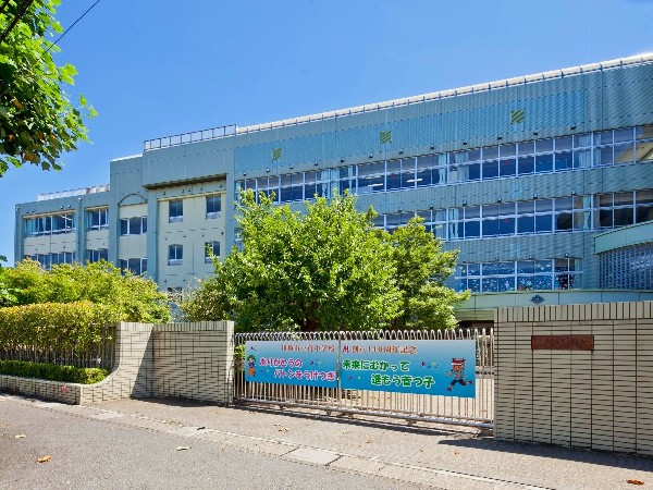 菅小学校　(明治7年創立。学校教育目標は、笑顔いっぱい・学びいっぱい・夢いっぱい。)